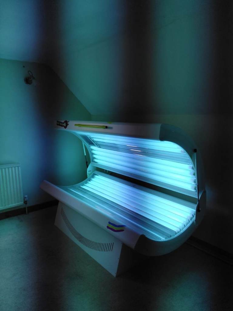 Home Sunbed with Blue Tanning Lamps – Good Condition