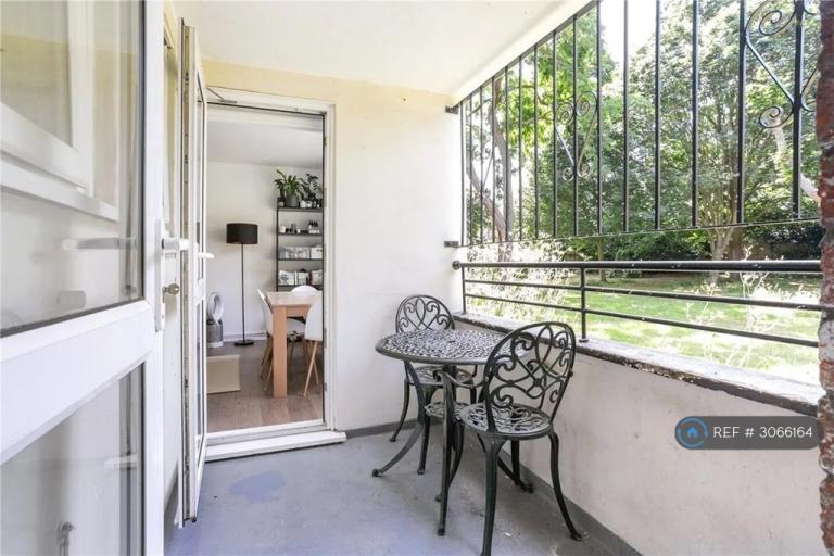 2 bedroom flat in Highbury New Park, London, N5 (2 bed) (#3066164)