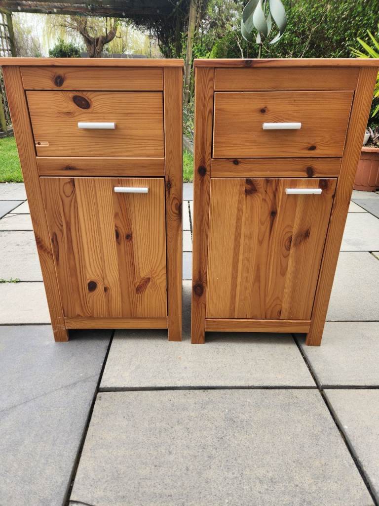2 bedside tables