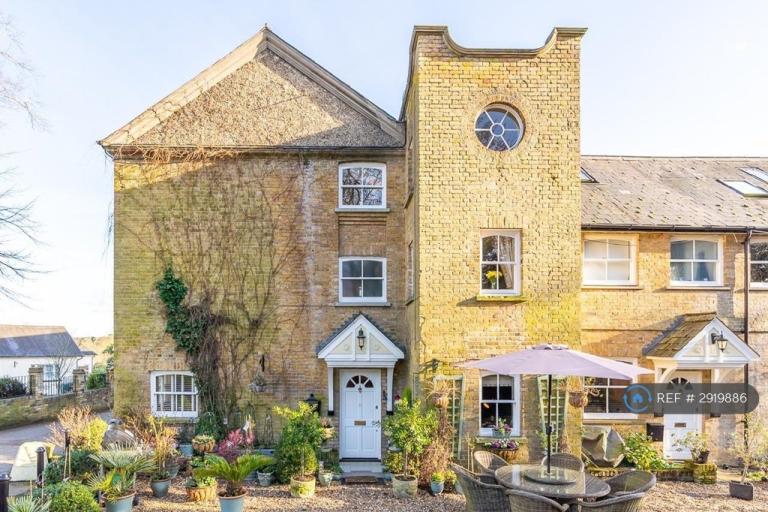 4 bedroom house in Courtyard Mews, Ware, SG12 (4 bed) (#2919886)