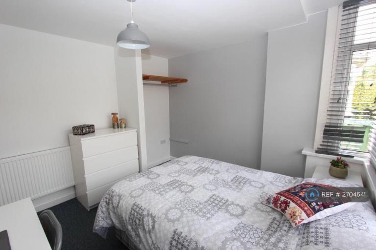 8 bedroom house in Heatherdeane Road, Highfield, SO17 (8 bed) (#2704641)