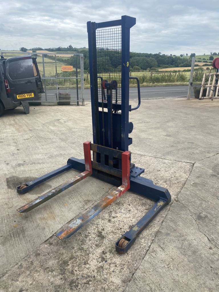 Pallet Lifter Forklift 12v Electric lift 500Kg, 1.6m high lift, loads trucks vans trailers etc