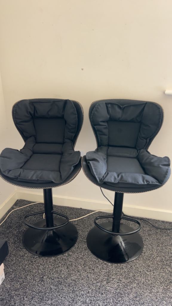 Black bar stools 