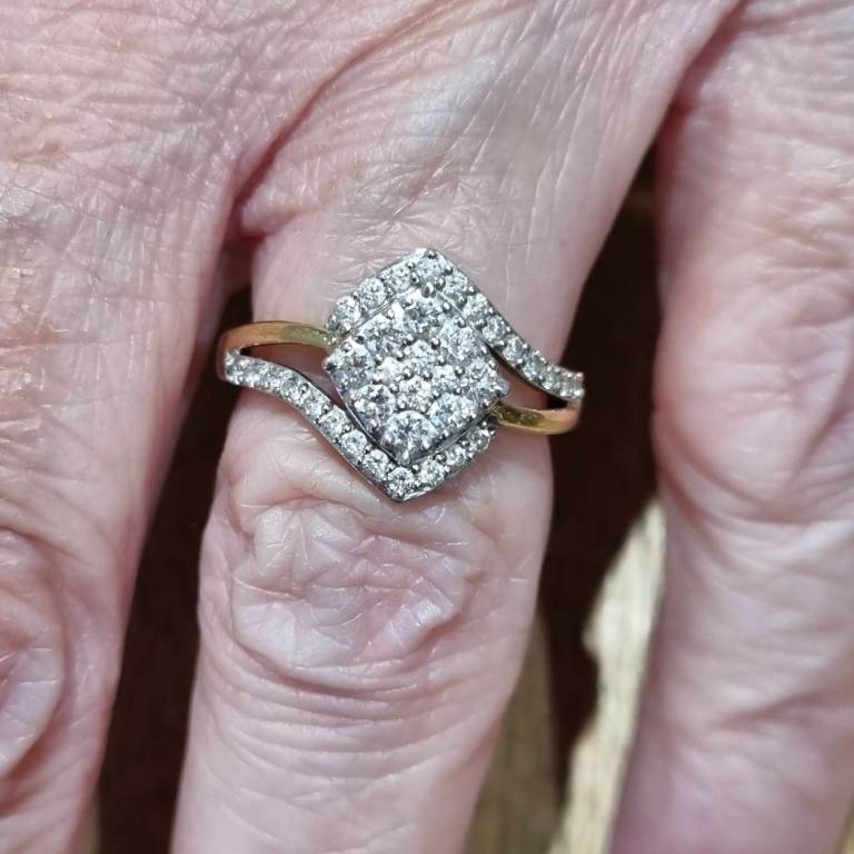 Gold 9ct Diamond cluster ring.  0.50ct. 