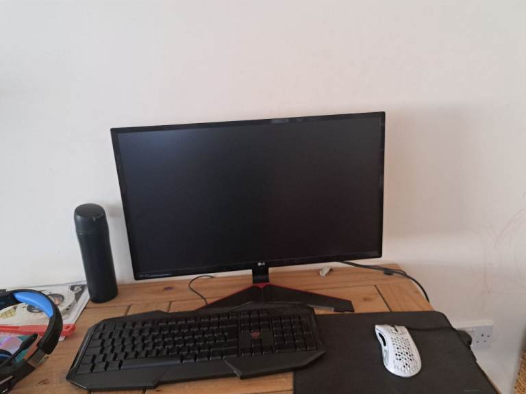 Ryzen 5 5600X Computer, Monitor, Keyboard and Mouse