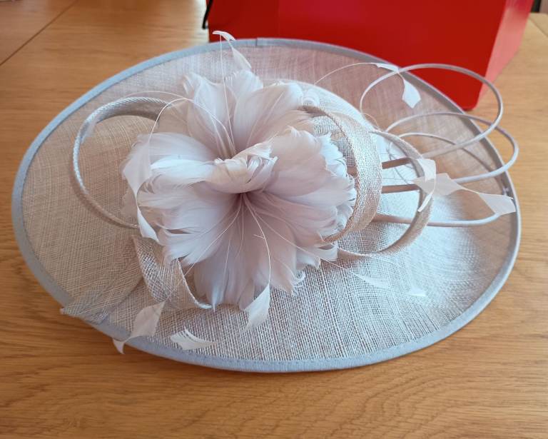 Nigel Rayment Grey Hat/Fascinator with Feathers – Very good condition