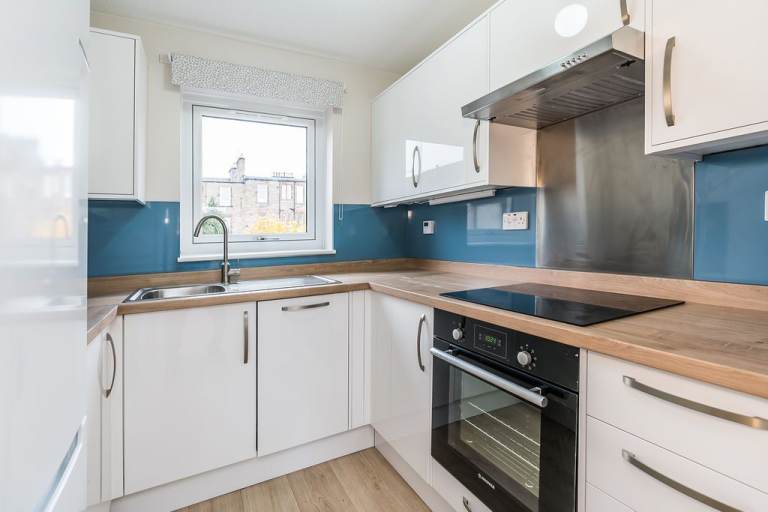 Contemporary, 2 bedroom flat in Morningside, with flexible furnishings – available NOW