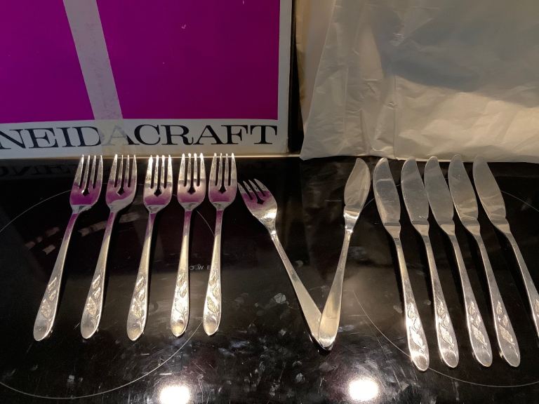 SET OF 6 FISH KNIVES & 6 FORKS