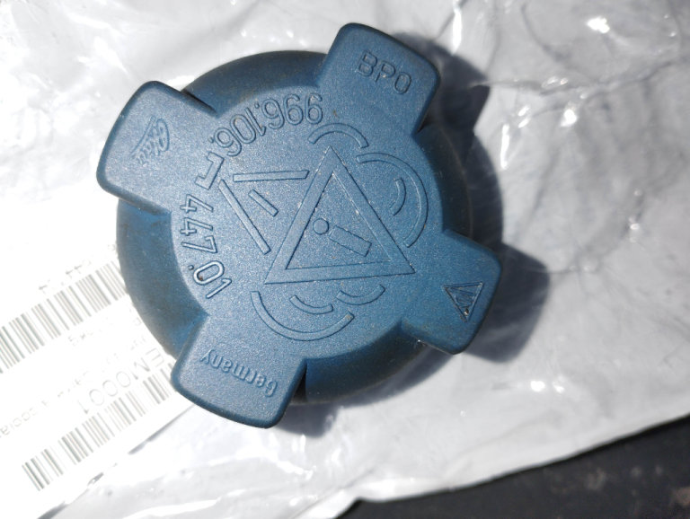 Porsche  Coolant tank cap