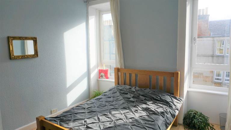ROOM TO RENT - flatmate wanted - nice double room - couples welcome- Central location