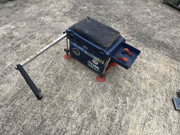 Silstar Riva Fishing Seat Box with Octopus legs, Side Tray and Rod Rest
