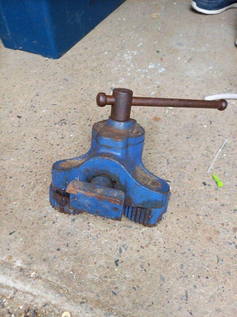 JOINER'S FLOOR CRAMP