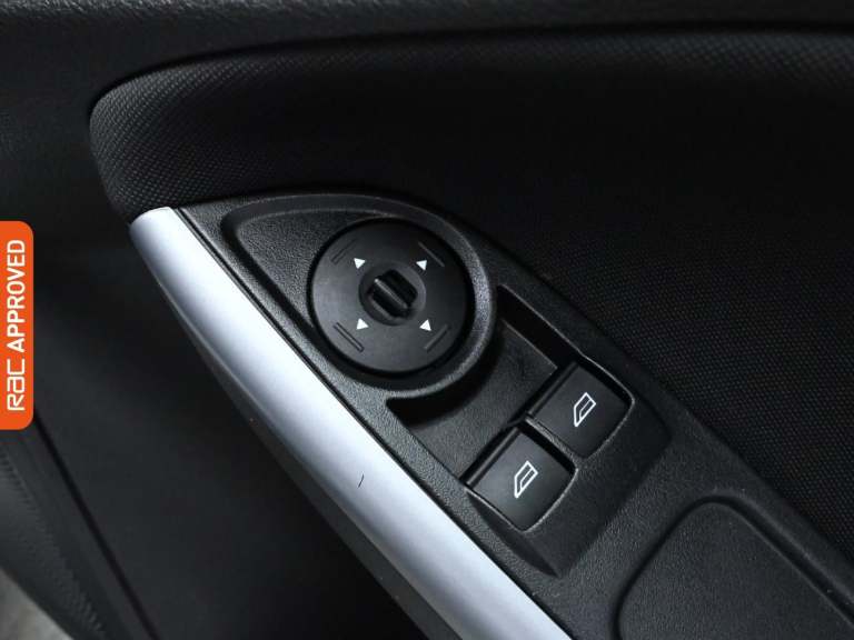 2015 Ford Focus 1.6 Zetec Hatchback 5dr Petrol Powershift Euro 6 (125 ps) Hatchback PETROL Automatic