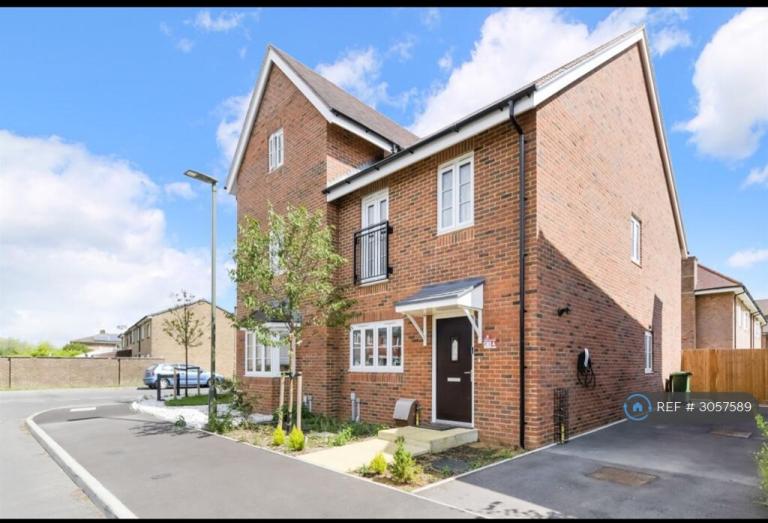 3 bedroom house in Aylsham Road, Tadworth, KT20 (3 bed) (#3057589)