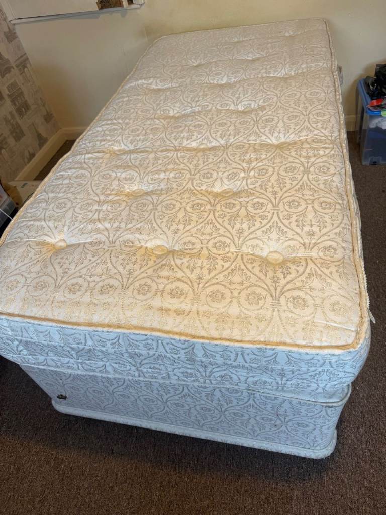 Double Bed Can Be split into two separated into two single with 4 x drawers.
