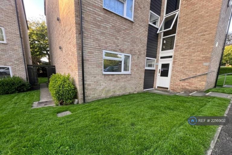 2 bedroom flat in Hotoft Road, Leicester, LE5 (2 bed) (#2216902)