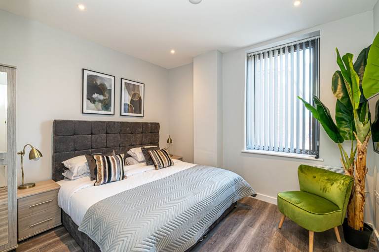 Modern 2-Bedroom Flat | Furnished | Fitted Kitchen | Parking | Lift | Waterloo, Liverpool - L22