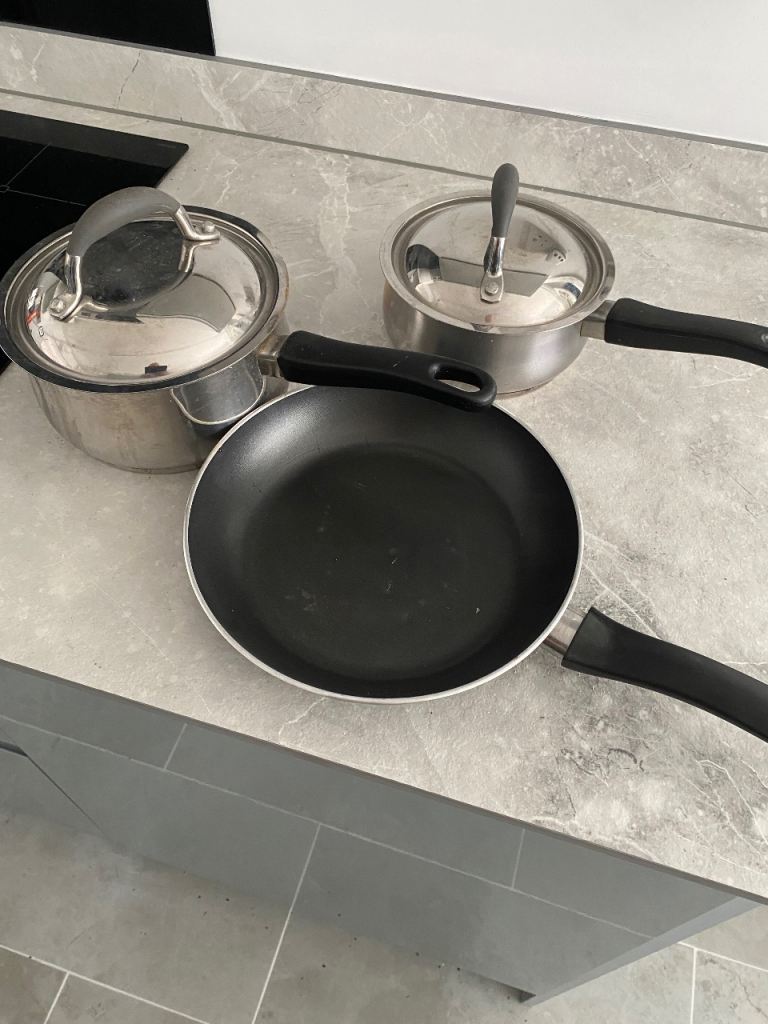 Set of 3 Pots and Pans – Good Condition