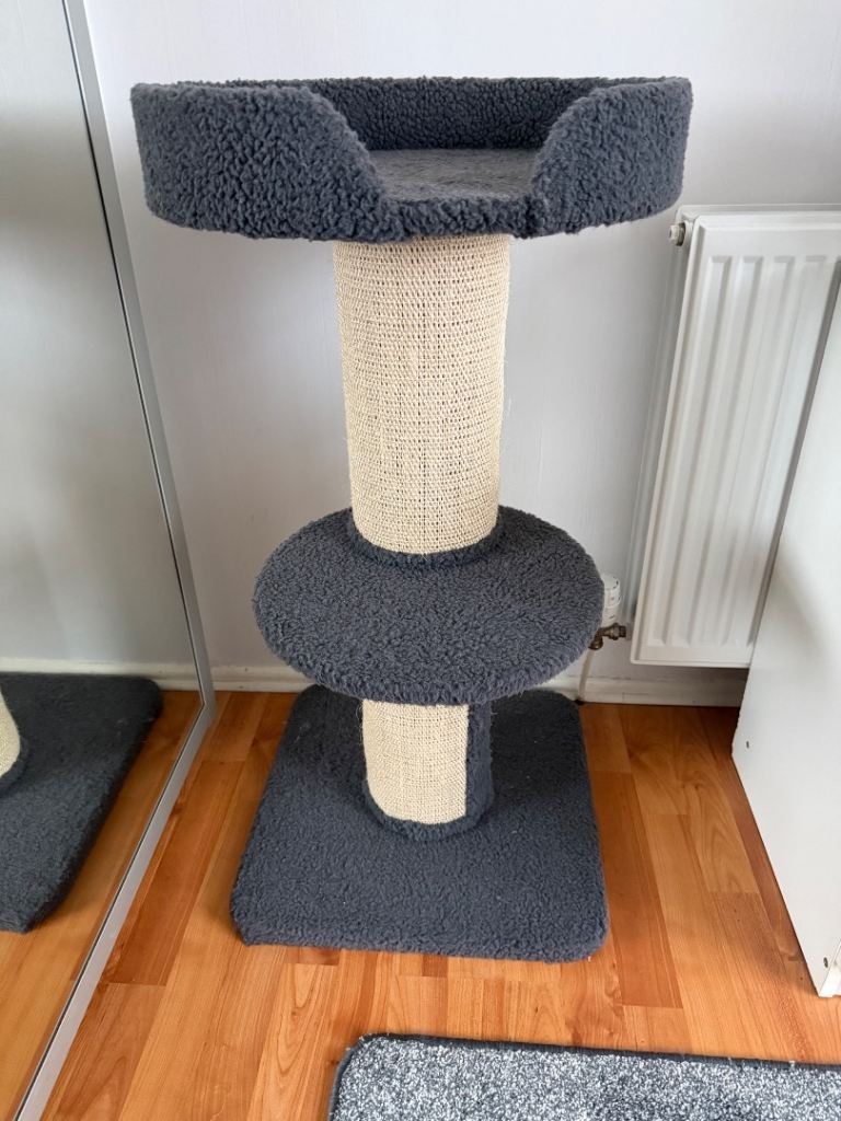 Cat scratching tree / bed