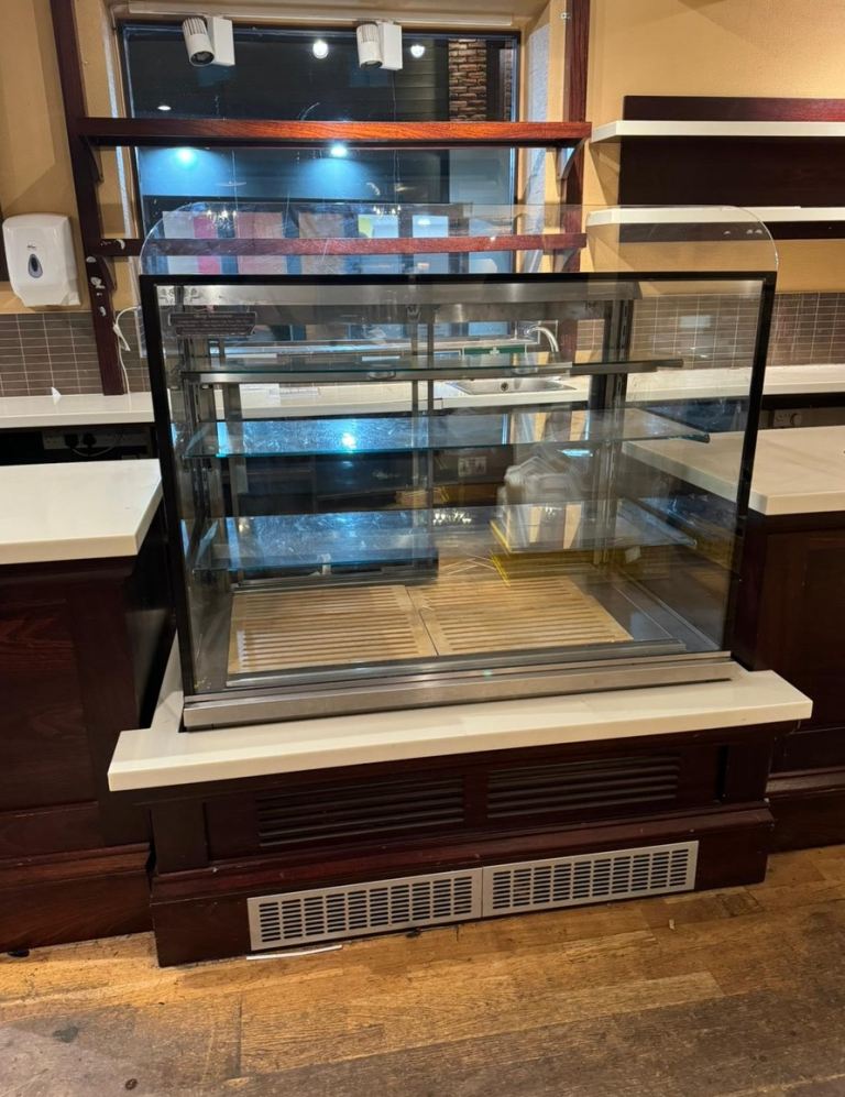 Refrigerated glass cake display unit