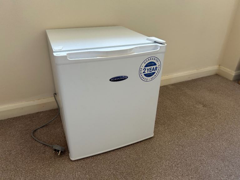 Homark Mini Fridge – White, As Good As New