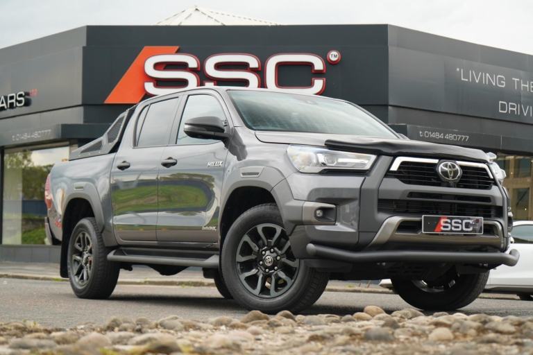 Toyota Hilux 2.8 D-4D Invincible X Auto 4WD Euro 6 (s/s) 4dr