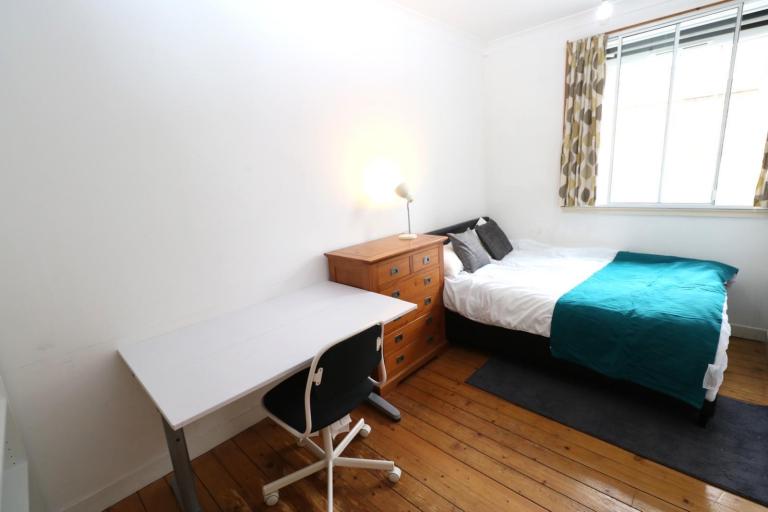 Spacious Room in Central Edinburgh Student Flat | 5 Minutes from Campus