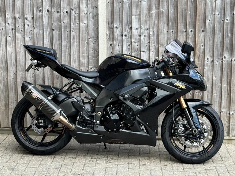 KAWASAKI NINJA ZX10R 2011 (11) SUPER SPORT + YOSHIMURA + 11,000 MILES