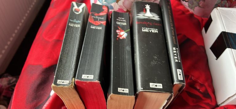 X5 books inc special edition red paperback and hardback twilight books