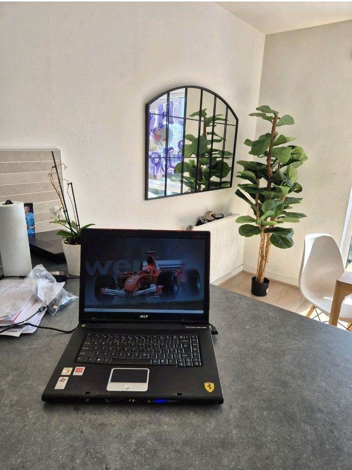 Ferrari Acer Laptop 4000,  NEAR MINT, WINDOWS  XP, OFFICE  + FAST UK 🇬🇧 POST!