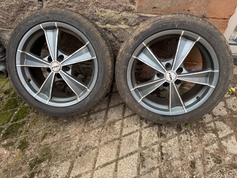 Alloy wheels with winter tyres