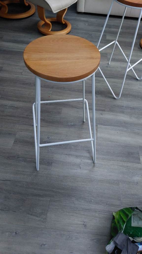 Bar stools. 2 available as new. Imaculate. Wood top white frame