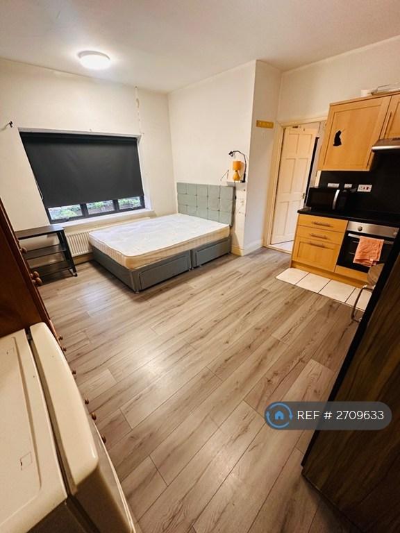 Studio flat in Northwood Hills, Northwood, HA6 (#2709633)