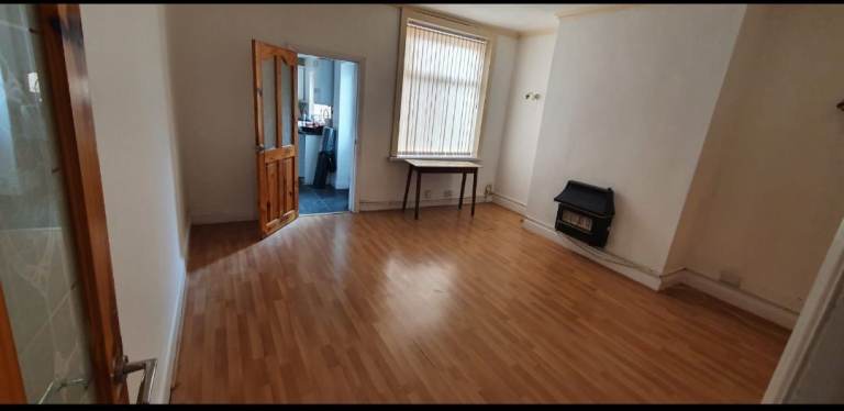Spacious 3 bedroom house to let/good location 