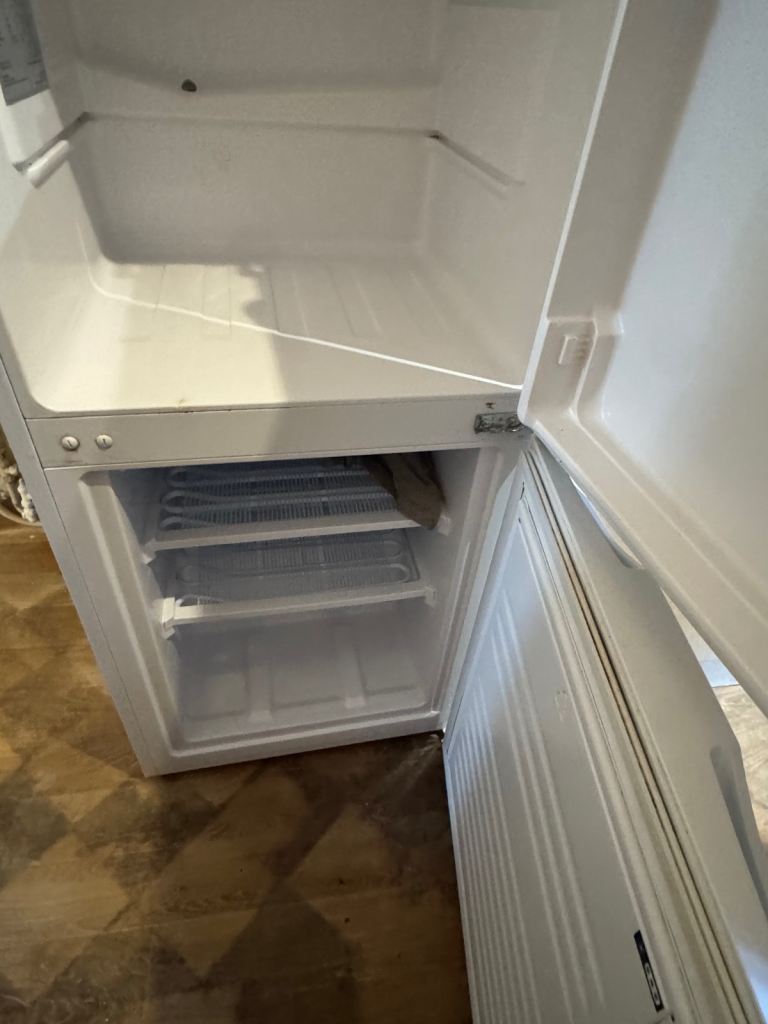 White Freestanding Fridge Freezer – Good Condition