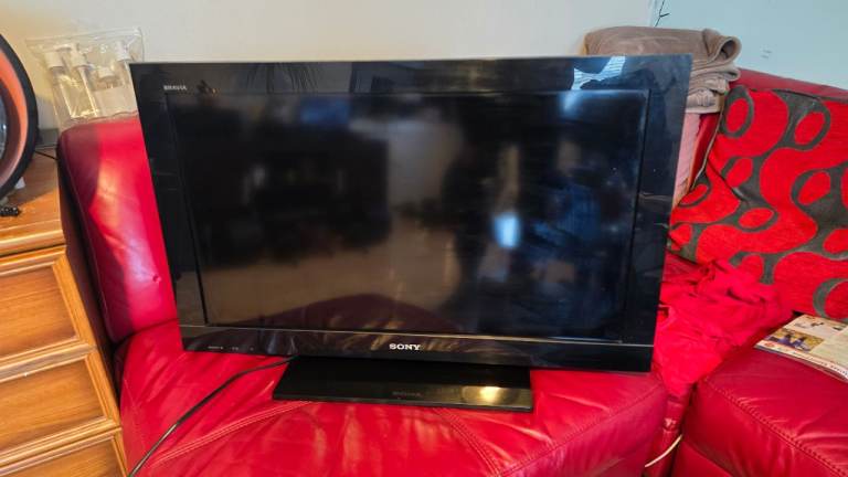 32" SONY TV / NOT SMART /