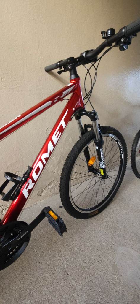 Romet Rambler sporting 27.5  21  speed  with 27 inch wheels 