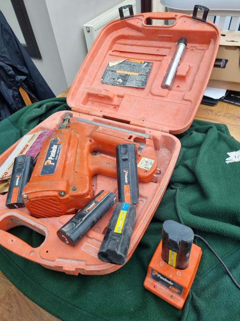 Paslode 1st fix nail gun with 5x batteries and gas and box and charger