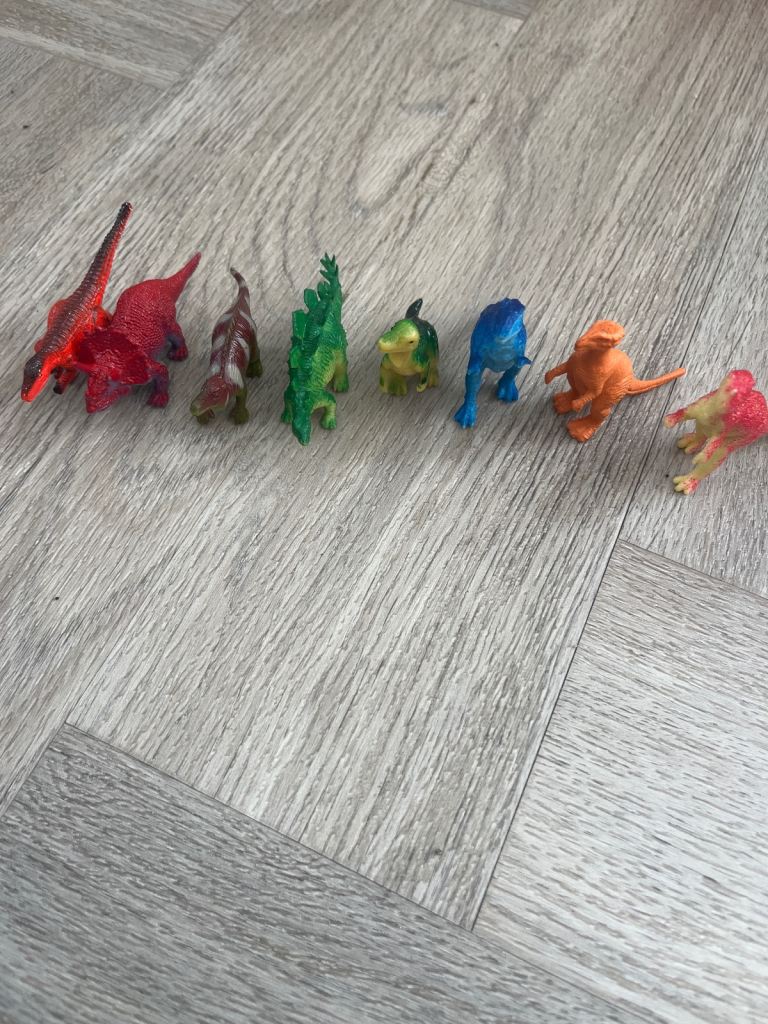 8 x mini dinosaurs 