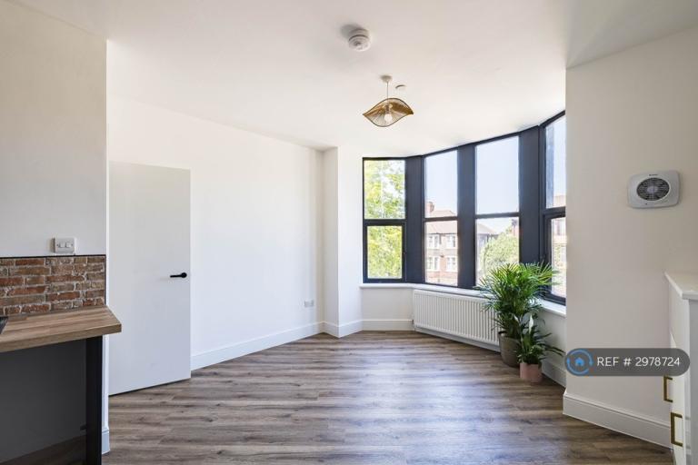 2 bedroom flat in Newport Road, Cardiff, CF24 (2 bed) (#2978724)
