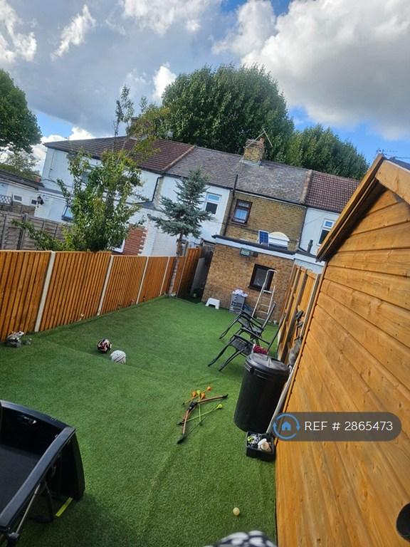 2 bedroom house in The Avenue, Egham, TW20 (2 bed) (#2865473)