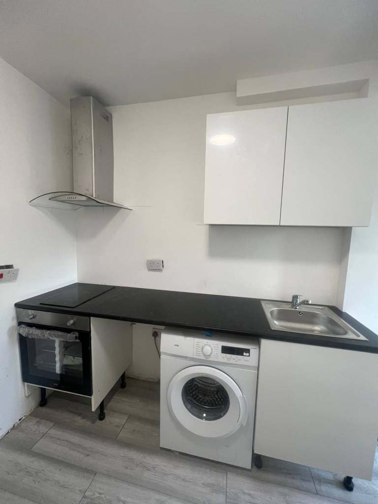 Studio Flat in Berkshire, Slough SL1 5PR