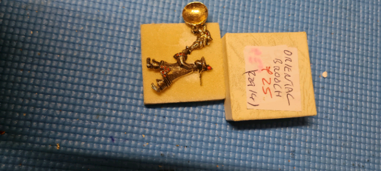 Collectible oriental brooch badge 