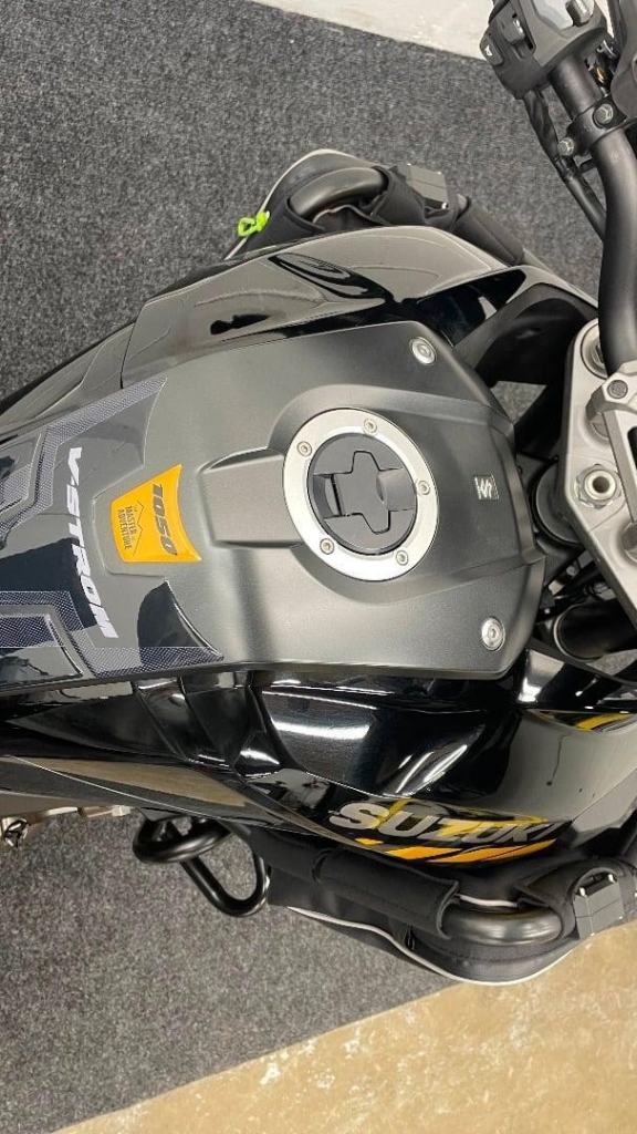 SUZUKI DL1050 TOUR ** FULL LUGGAGE - ENGINE BARS - 12 MONTHS MOT **