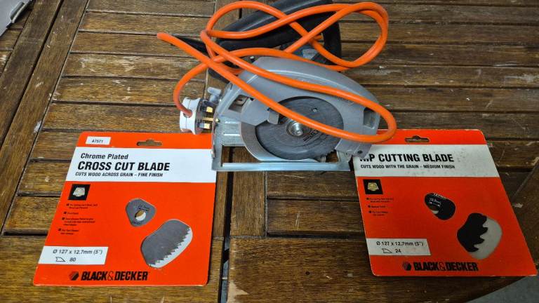 Circular saw, with 3 blades, Black & Decker, fully working