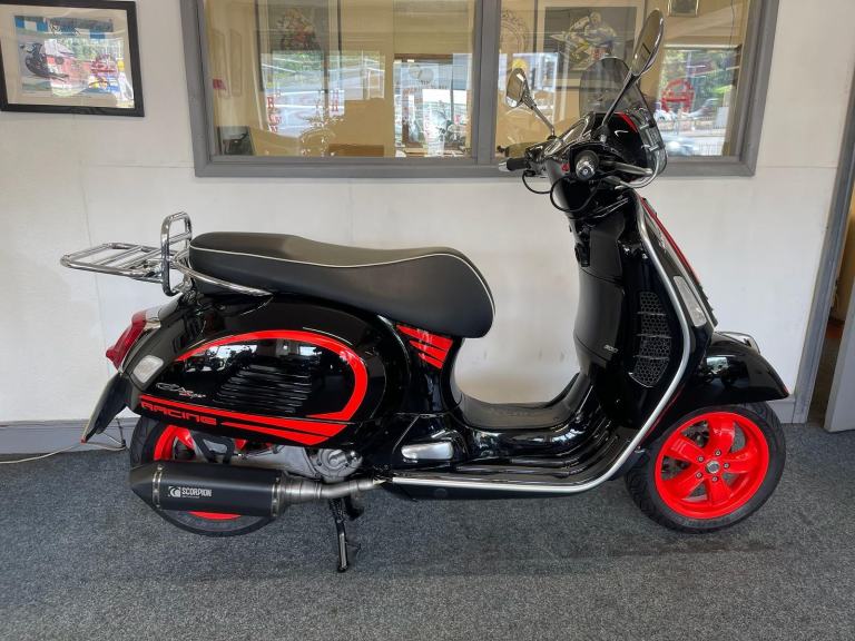 Piaggio Vespa GTS 300 Super Racing