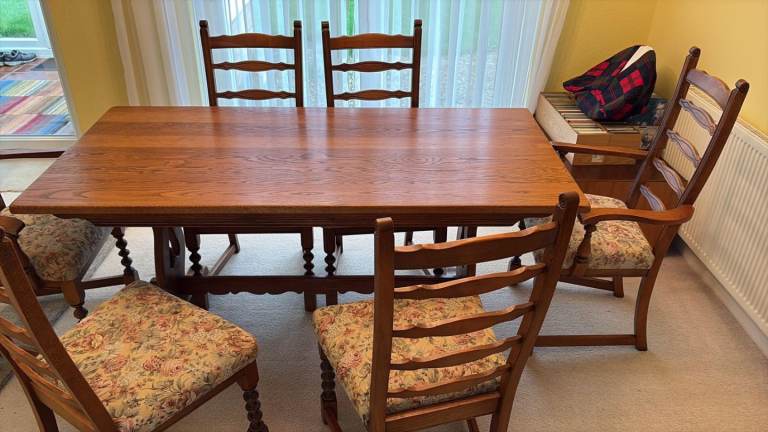Solid Oak Dining Room Table and chairs 