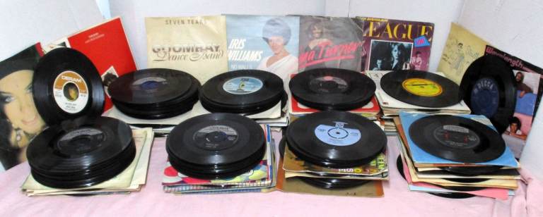 Vinyl singles bundle of 300 7inch records 1960's/1970's