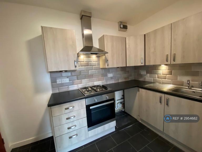 1 bedroom flat in Leymoor Road, Golcar, Huddersfield, HD7 (1 bed) (#2954682)