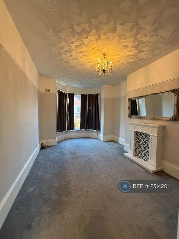 2 bedroom flat in Lennox Road South, Southsea, PO5 (2 bed) (#2514201)